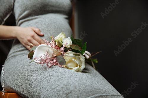 pregnant woman with flowers