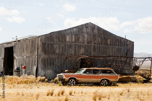 фотографія Abandoned old car in the desert of Nevada.