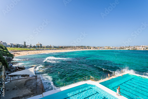 Obraz na płótnie Sunny beautiful summer coast view to the famous sandy Bondi Beach and blue Tasman Sea with great waves perfect for surfing or swimming in pools, relax, Bondi Beach, Sydney, NSW/ Australia - 10 12 2017 w salonie