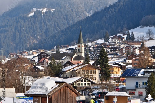 Dorf Montafon verschneit im Winter. Skigebiet im Vorarlberg in Österreich © hachri