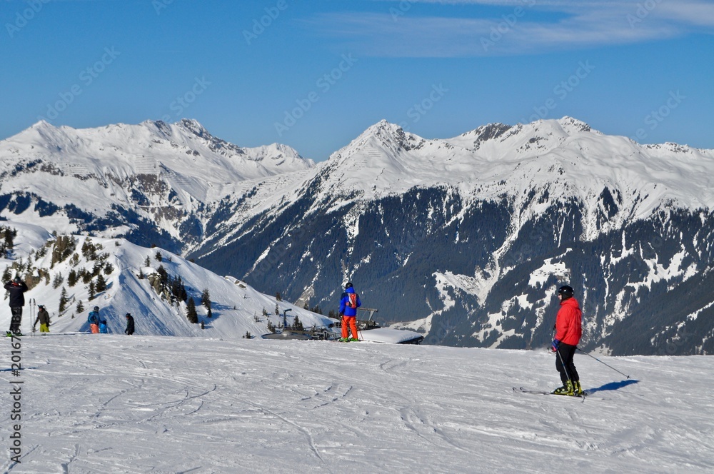 Skifahrer fahren Ski im Skigebiet Montafon / Gaschurn - Partenen in Vorarlberg, Österreich