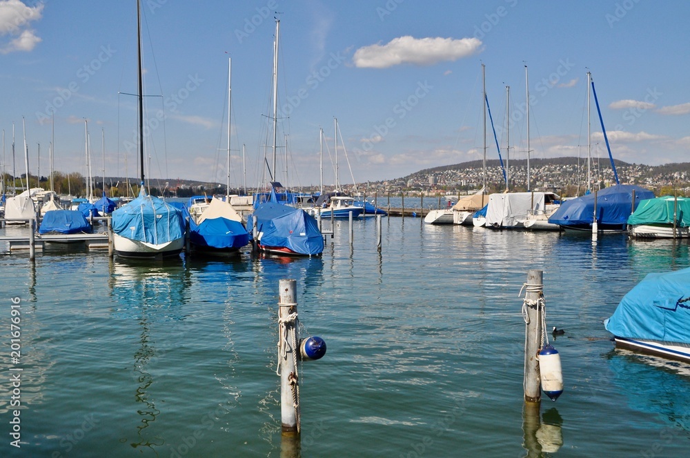 Schiffe ( Segelboote, Motorschiffe ) an Hafenmole auf dem See in der ...