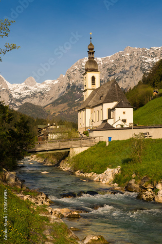 Pfarrkirche St Sebastian in Ramsau bei Berchtesgaden im Frühling