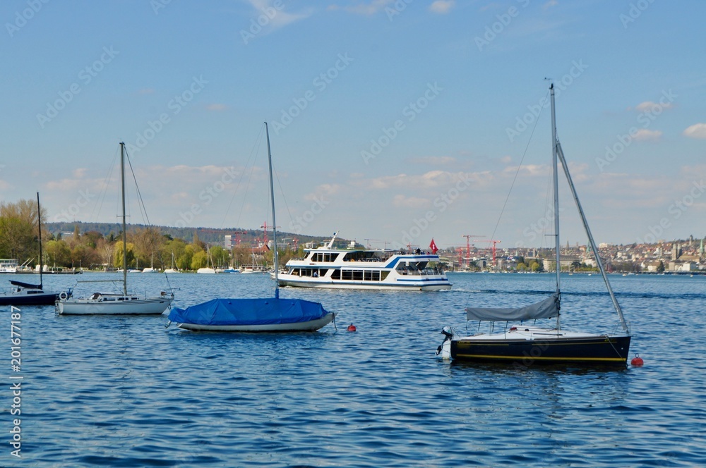 Segelboote und  Passagierschiff auf dem Zürichsee im Sommer in Zürich, Europa