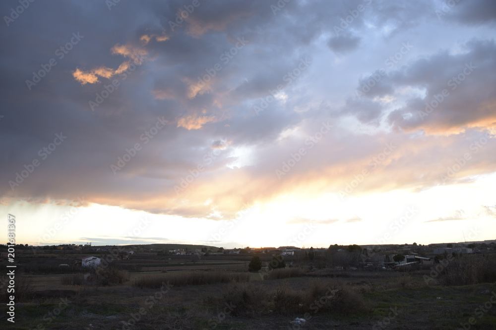 Paisaje rural con cielo tormentoso, al atardecer Paisaje rural con cielo tormentoso, al atardecer