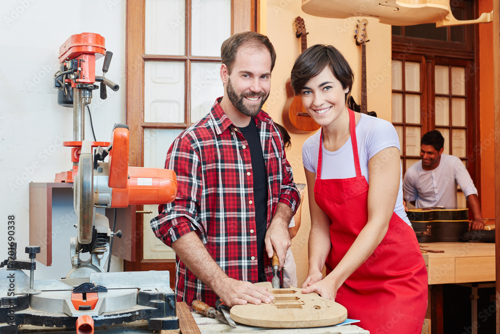 Frau und Mann als Team in der Werkstatt Stock Photo | Adobe Stock