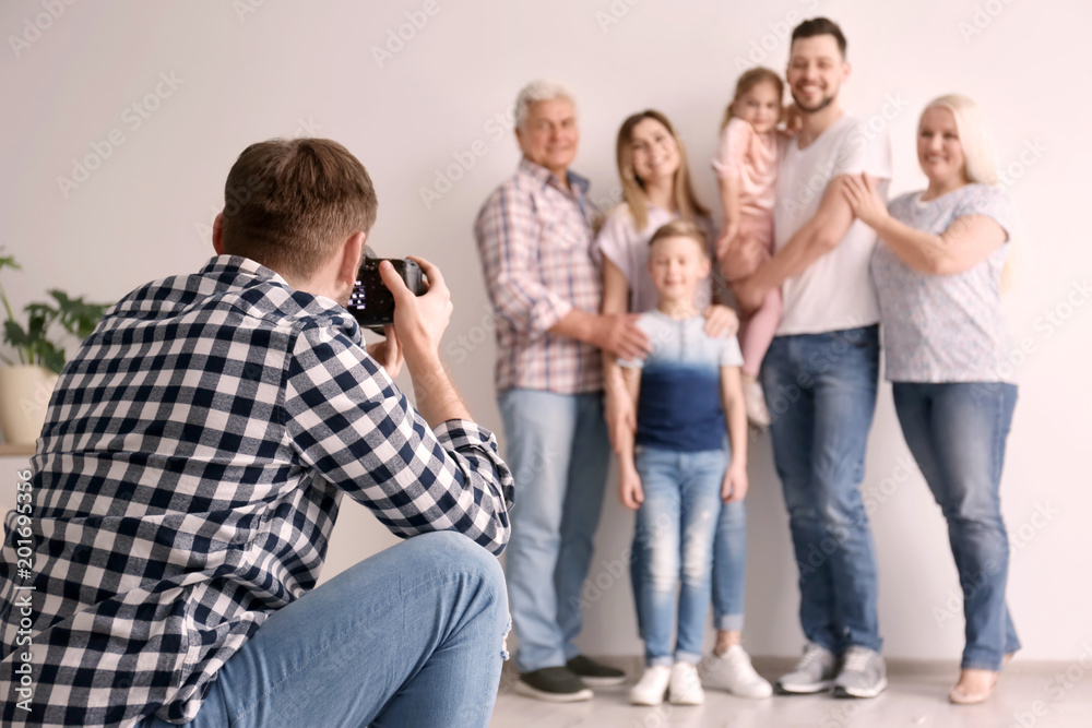 Obraz premium Professional photographer taking photo of family in studio