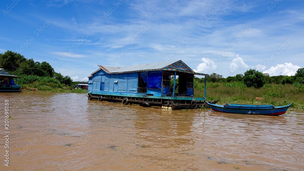 Obraz premium Pfahlhäuser und Boote am Tonle Sap See in Kambodscha