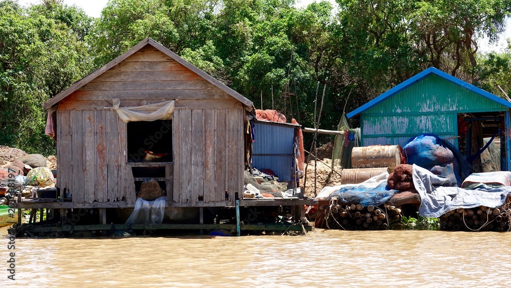 Pfahlhäuser und Boote am Tonle Sap See in Kambodscha