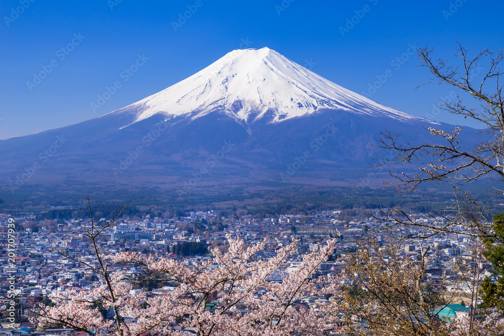雪が残る春の富士山