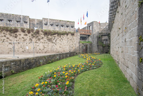 Die Stadtmauer vob Concarneau mit Blumenbeeten photo
