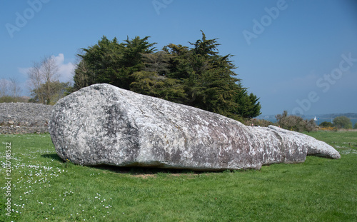 Größter bekannter Megalith in Locmariaquer nach Blitzeinschlag geteilt