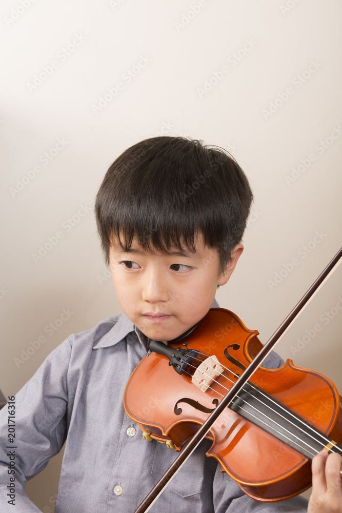 バイオリンを弾く男の子 バイオリンを弾く男の子