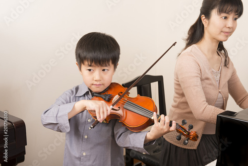 バイオリンを弾く男の子