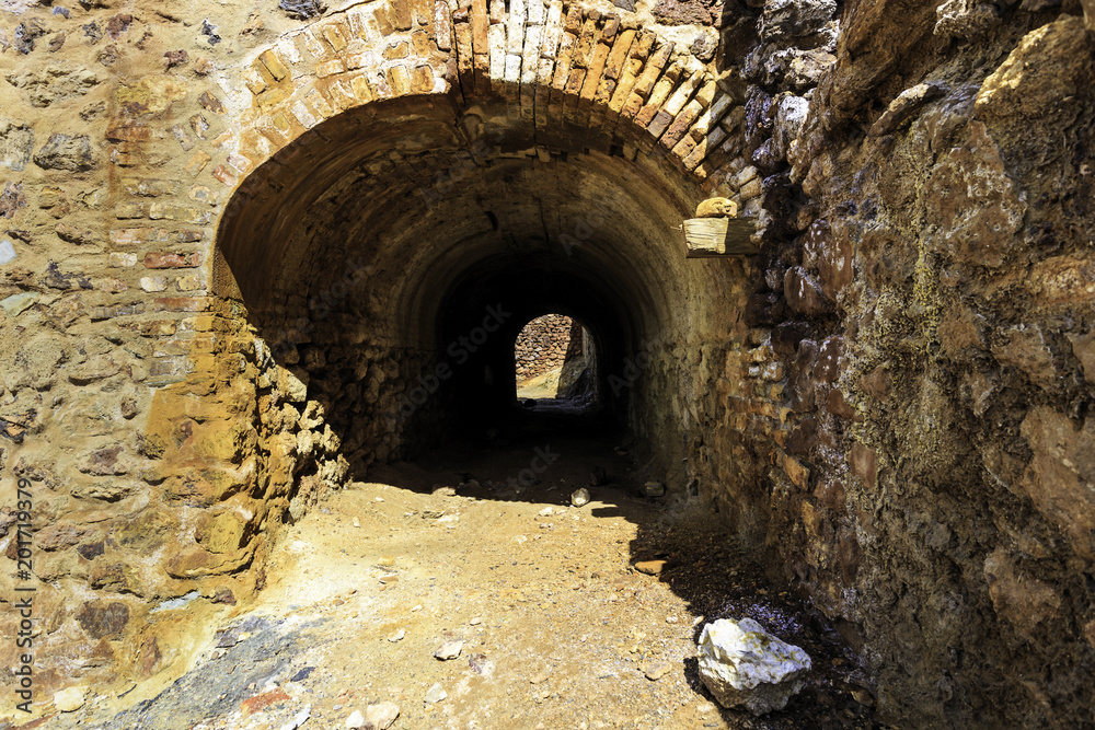 Luz al final del túnel antiguo