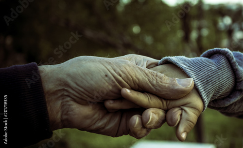 Abuelo cogiendo la mano de su nieto