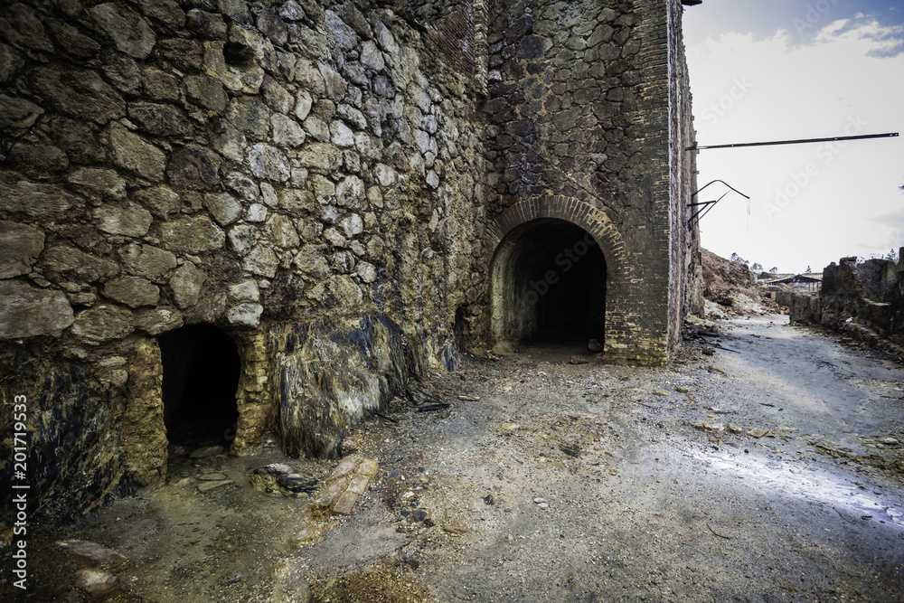 Muros antiguos de piedra y entrada al túnel