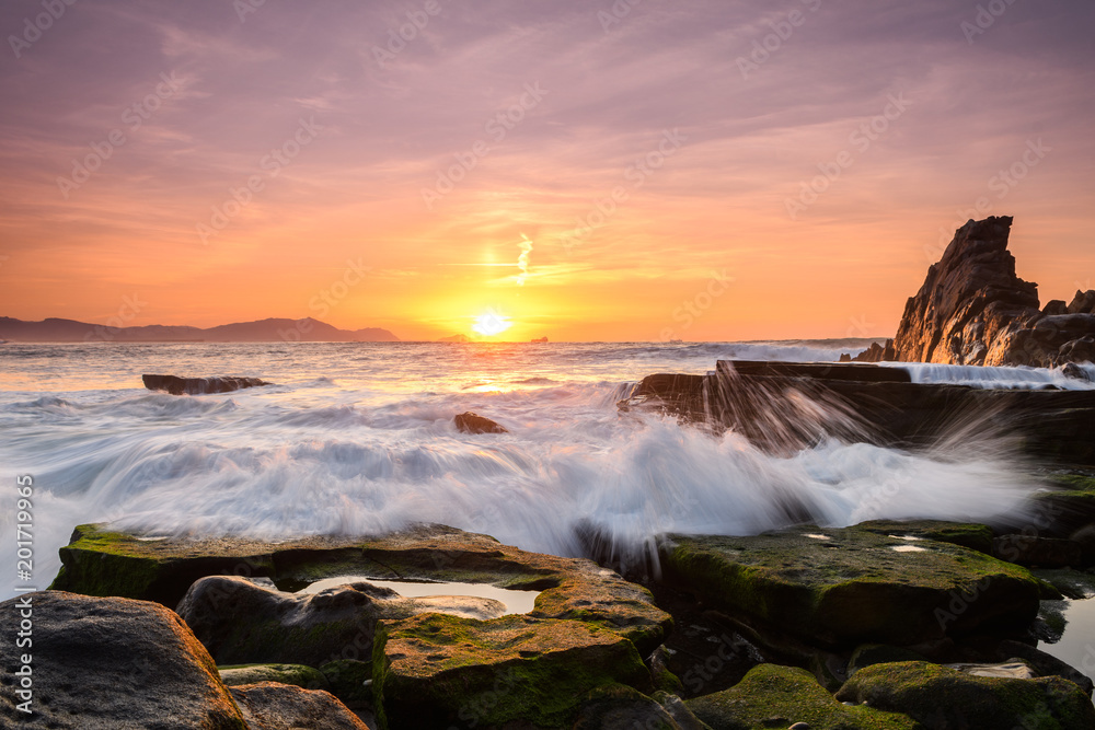 Fototapeta premium amazing sunset landscape at rocky beach
