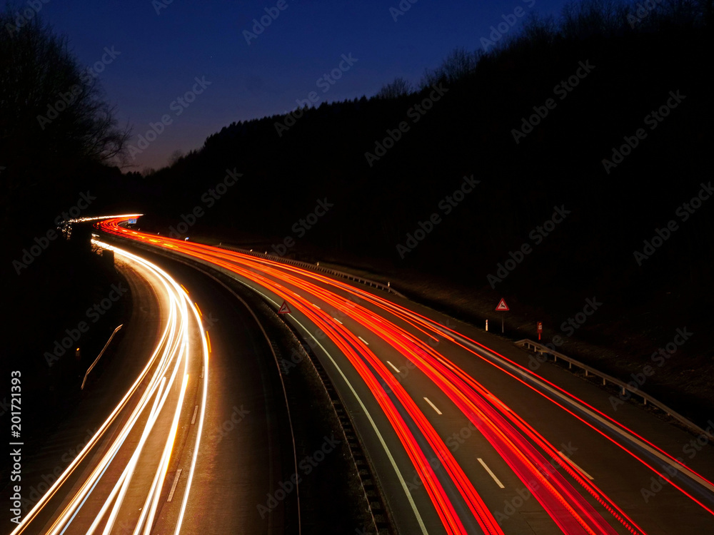 Autobahn 4 mit Lichtspuren bei Nacht