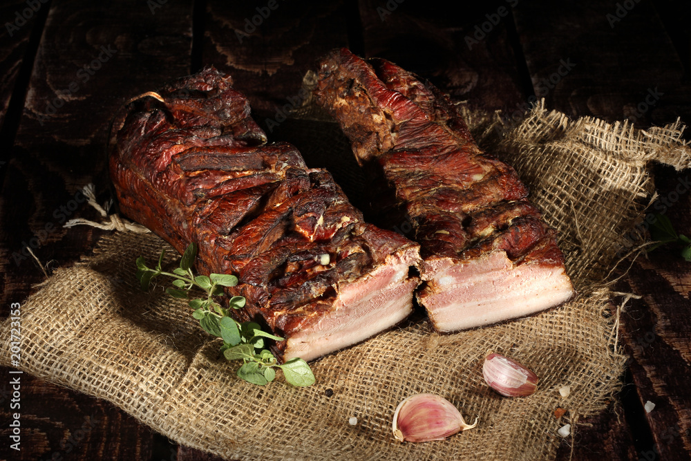 Fototapeta premium Boczek wędzony. Tradycyjne wędzone wędliny.