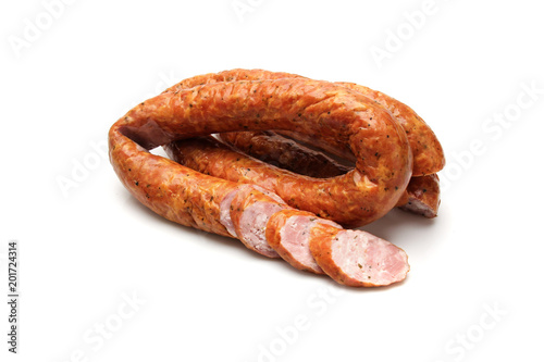 
Kiełbasa cienka. Laska cienkiej kiełbasy na białym tle.