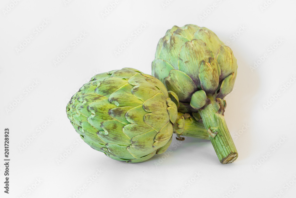 Obraz premium Isolated artichokes on white background