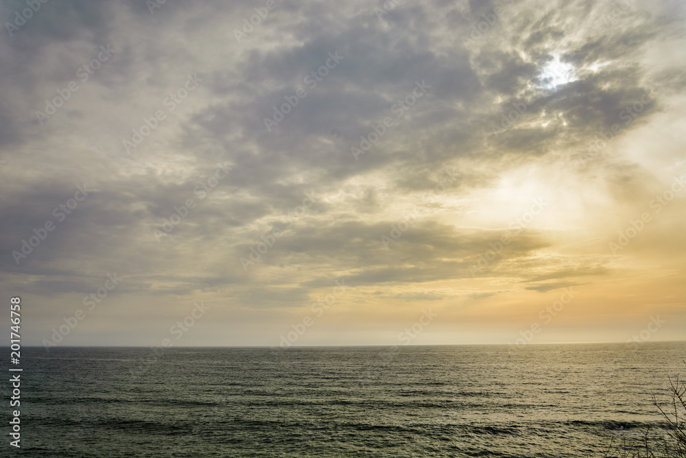 Obraz premium Sea and vibrant sky background as sunset.