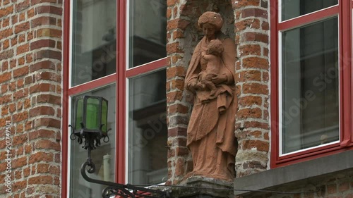 Sculpture of a mother and her child 