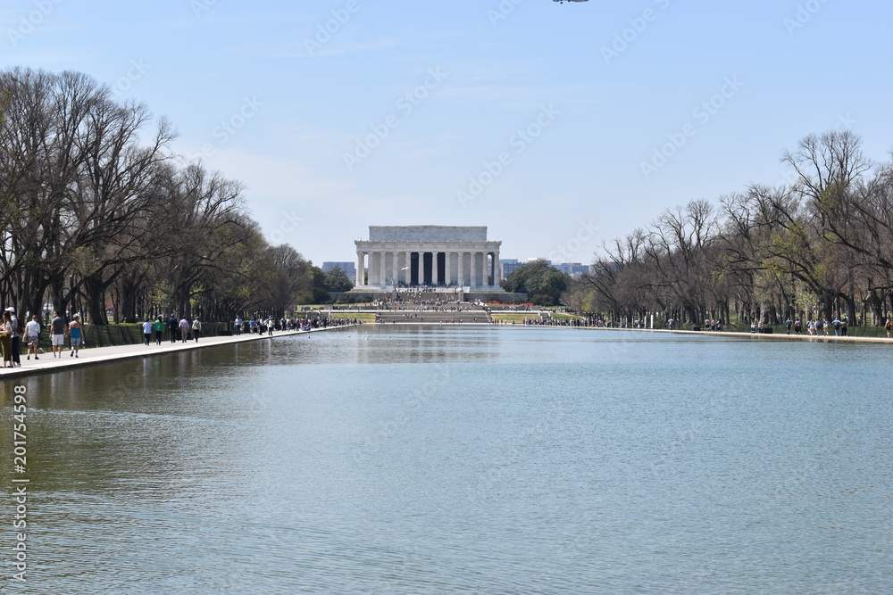 Obraz premium Famous Lincoln Memorial on the Lincoln Memorial Reflecting Pool in USA