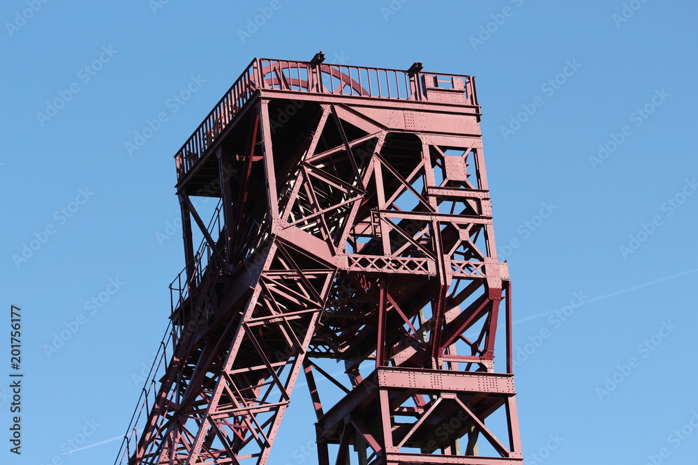 Roter Förderturm vor blauem Himmel Roter Förderturm vor blauem Himmel