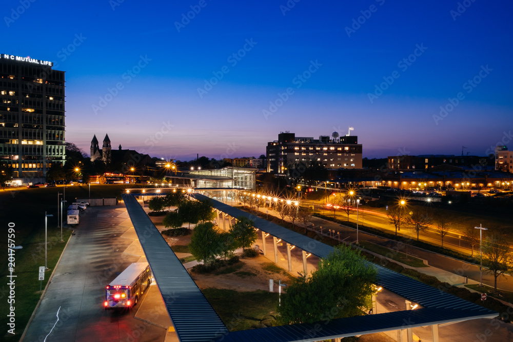Wall Mural Bus station and city at night