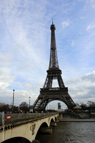 Эйфелева башня в Париже, вид с площади Трокадеро © leeeto