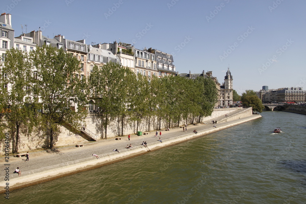 Quai de Seine l'été à Paris