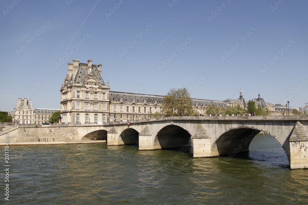 Pont du Carrousel sur la Seine à Paris
