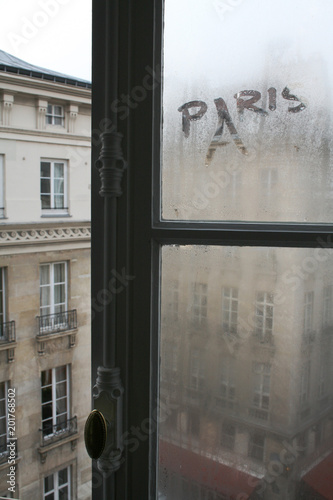 Paris, France okno na poddaszu