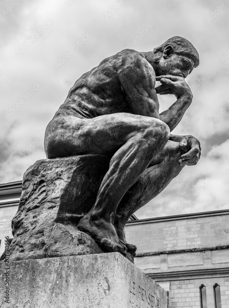 Fototapeta premium Myśliciel - rzeźba z brązu autorstwa Auguste Rodin, Paryż. Francja
