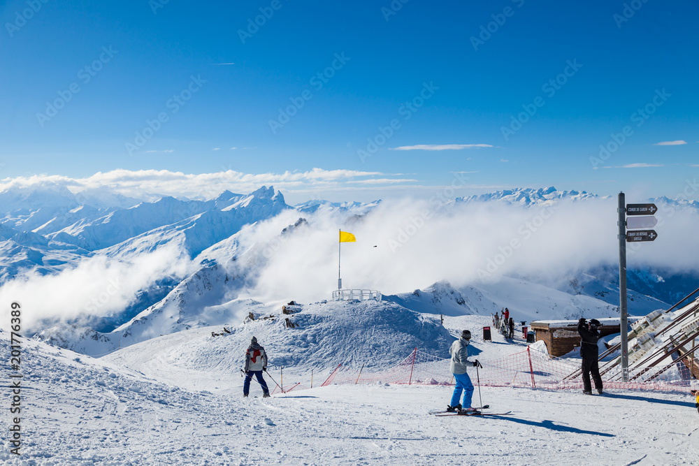 VAL THORENS, FRANCE - JANUARY 27, 2018: Summit Cime de Caron (3200 m.) in Les Trois Vallees France, the Worlds largest skiing area. - obrazy, fototapety, plakaty 
