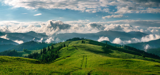 Glasbilder Natur Atemberaubendes Panorama der morgendlichen wilden Natur hoch in den Bergen  © gilitukha