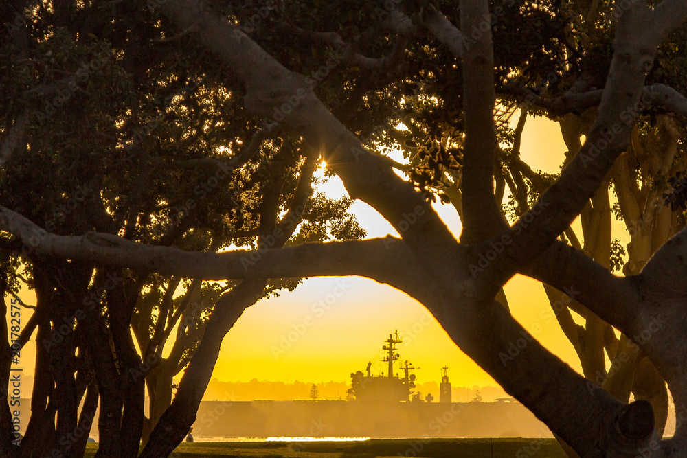 Obraz premium Ship at Dawn