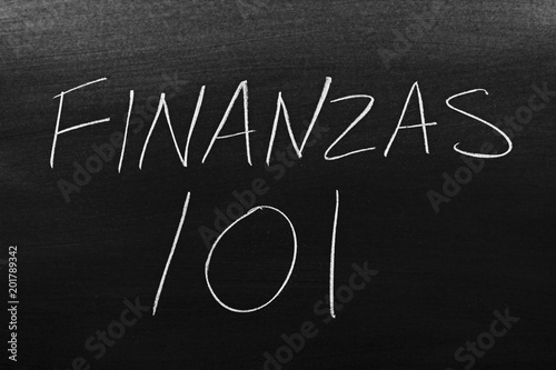 The words Finanzas 101 on a blackboard in chalk