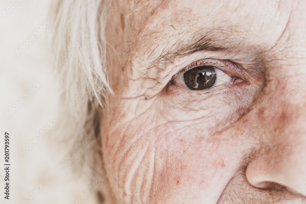 Fototapeta premium Close-up obraz starej kobiety oko, patrząc na kamery
