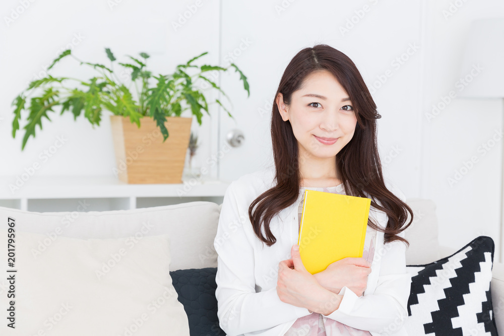 本を読む女性 本を読む女性
