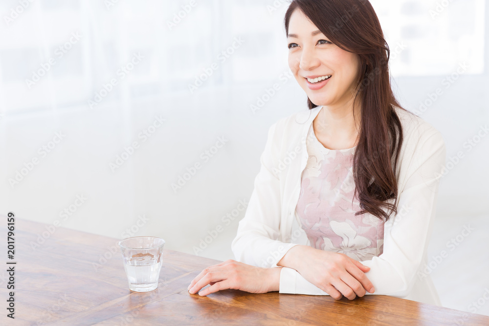 水を飲む女性