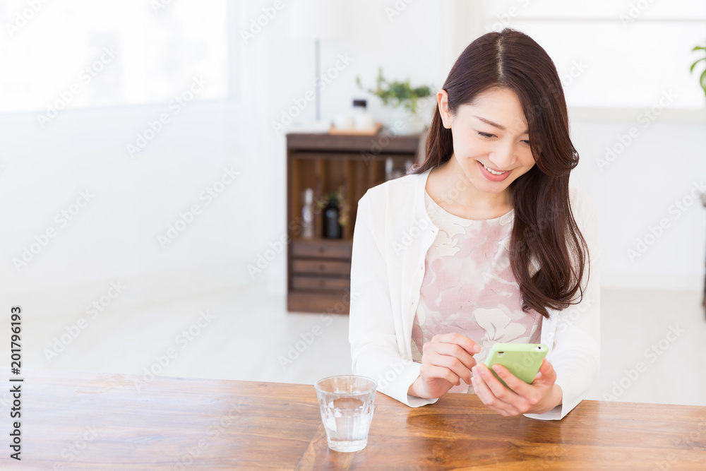 スマホを見る女性 スマホを見る女性