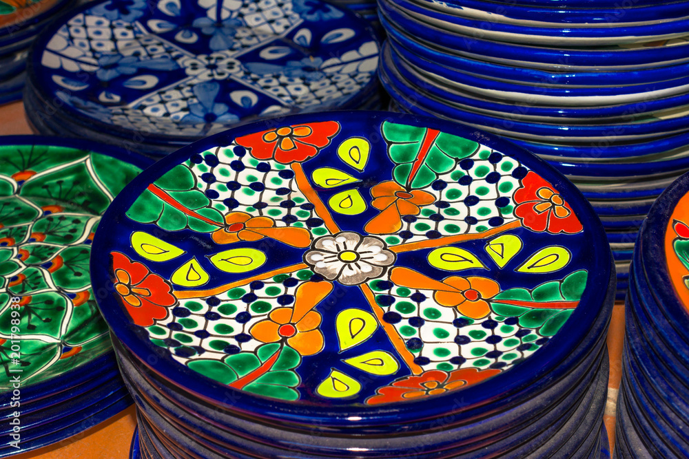Los platos hechos de ceramica de talavera tienen mucho color azul. Stock Adobe Stock