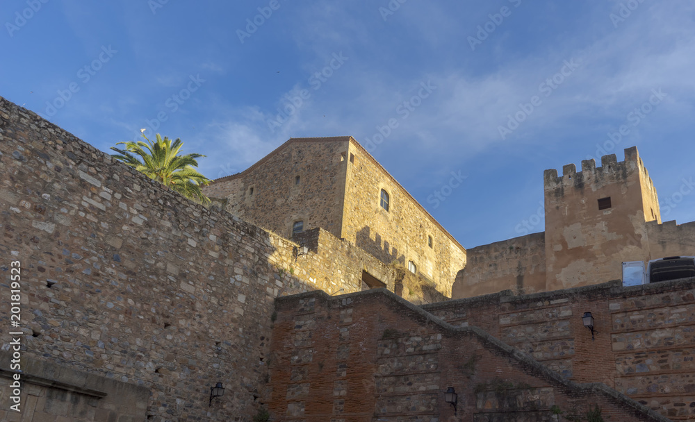Paseo turístico por las calles de la ciudad medieval de Cáceres, España