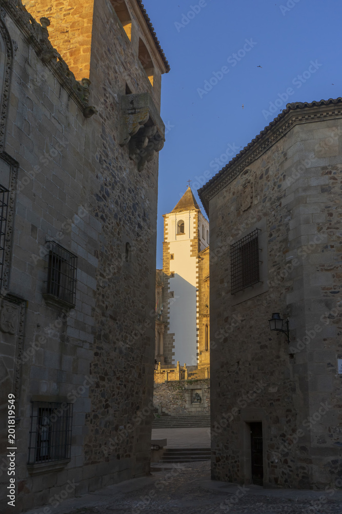 Paseo turístico por las calles de la ciudad medieval de Cáceres, España