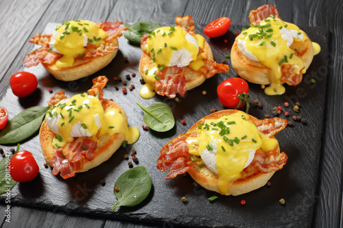 Fényképezés close-up of Eggs Benedict on stone plate