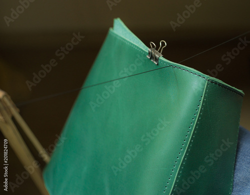 Canvastavla handmade green leather bag sewing man oldschool