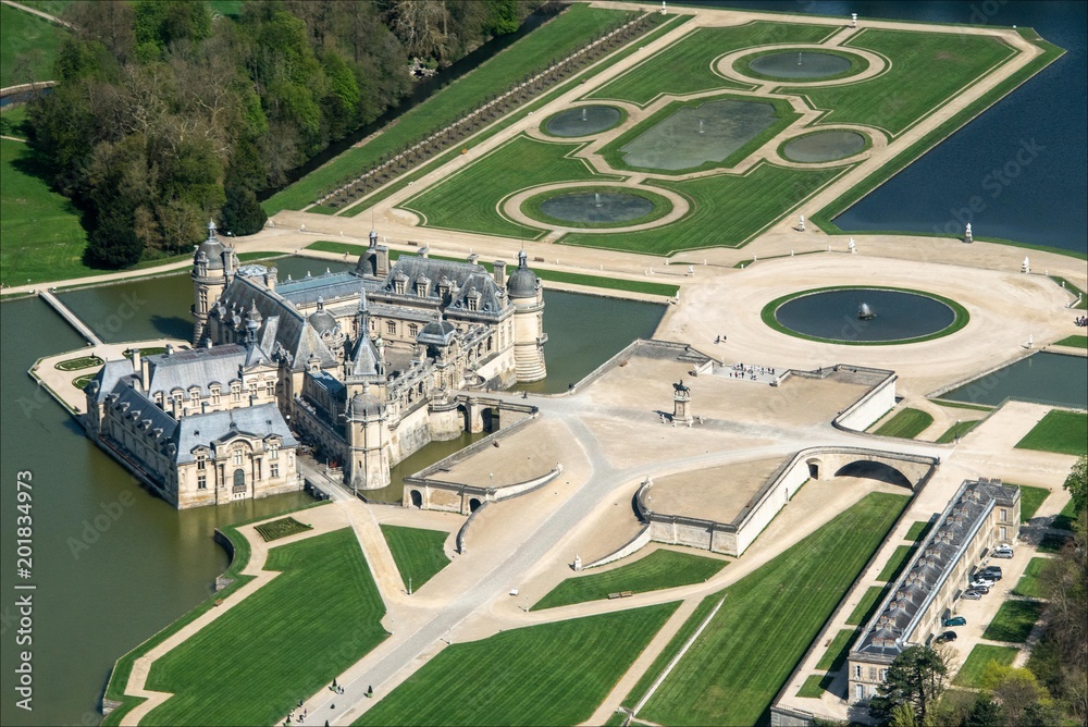 Naklejka premium vue d'avion du château de Chantilly dans l'Oise en France